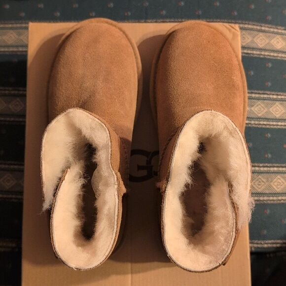 UGG Mini Bailey Logo Strap size Women's 5/Kids 3.5 Low Rise Boots, NEW in Box - Picture 6 of 9